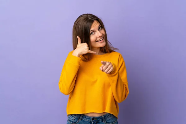 Mujer Eslovaca Joven Aislada Sobre Fondo Púrpura Haciendo Gesto Teléfono — Foto de Stock