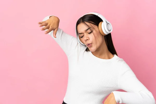 Tiener Meisje Geïsoleerd Blauwe Achtergrond Luisteren Muziek Dansen — Stockfoto