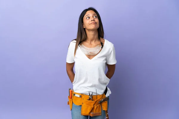 Junge Elektrikerin Isoliert Auf Lila Hintergrund Und Blick Nach Oben — Stockfoto