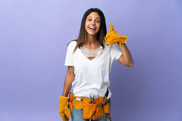 Jovem Eletricista Mulher Isolado Fundo Roxo Fazendo Gesto Telefone Chama — Fotografia de Stock