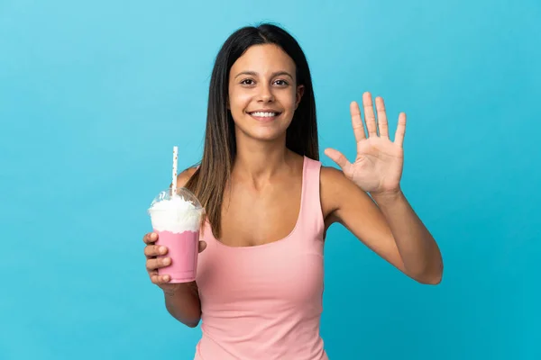 Mujer Joven Con Batido Fresa Contando Cinco Con Los Dedos —  Fotos de Stock