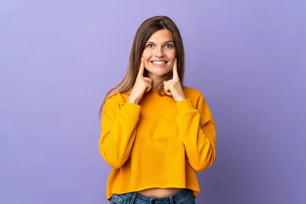 Mujer Eslovaca Joven Aislada Sobre Fondo Púrpura Sonriendo Con Una —  Fotos de Stock