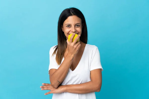 Fille Caucasienne Isolé Sur Fond Bleu Manger Une Pomme — Photo