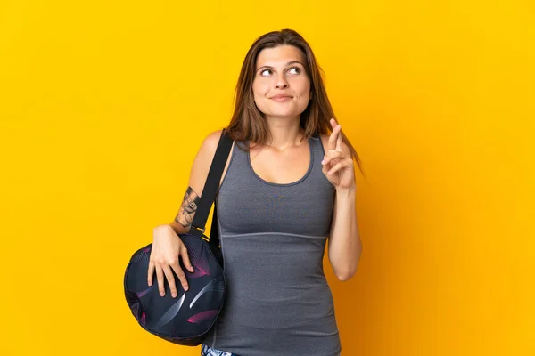 Mujer Eslovaca Deportiva Con Bolsa Deporte Aislada Sobre Fondo Amarillo —  Fotos de Stock