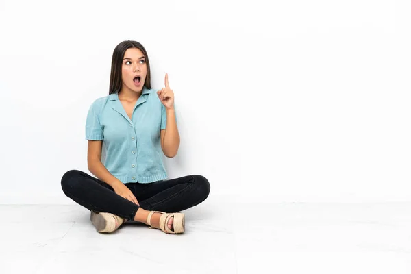 Chica Adolescente Sentada Suelo Pensando Una Idea Apuntando Con Dedo —  Fotos de Stock