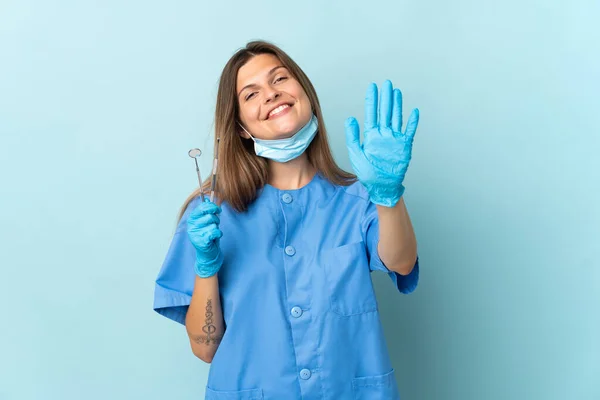Slovenský Zubař Drží Nástroje Izolované Modrém Pozadí Počítání Pět Prsty — Stock fotografie