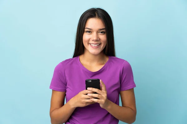 Adolescente Chica Aislada Fondo Rosa Mirando Cámara Sonriendo Mientras Utiliza —  Fotos de Stock