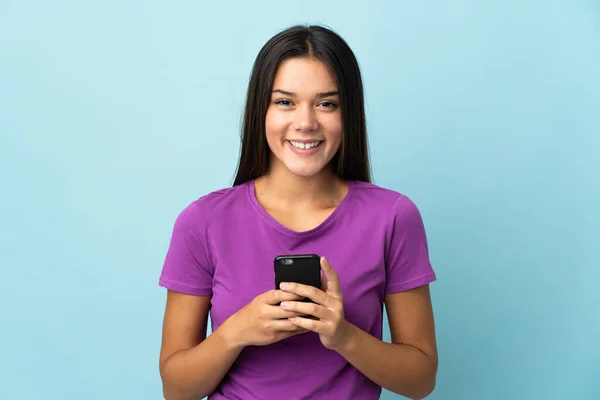 Adolescente Chica Aislada Fondo Rosa Mirando Cámara Sonriendo Mientras Utiliza — Foto de Stock