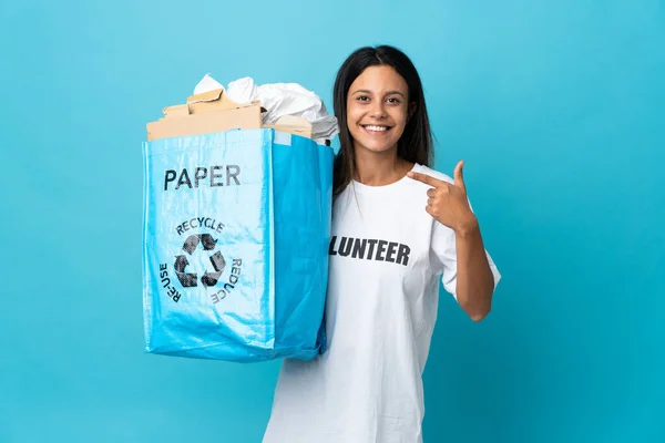 Молода Жінка Тримає Мішок Переробки Повний Паперу Даючи Великі Пальці — стокове фото