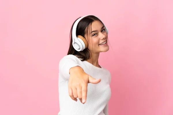 Nastolatka Odizolowana Niebieskim Tle Słuchając Muzyki — Zdjęcie stockowe