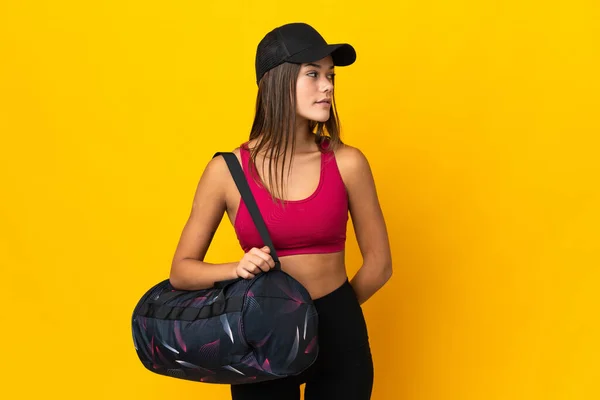 Ragazza Sportiva Adolescente Con Borsa Sportiva Guardando Lato — Foto Stock