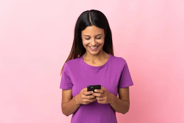 Blank Meisje Geïsoleerd Roze Achtergrond Het Verzenden Van Een Bericht — Stockfoto