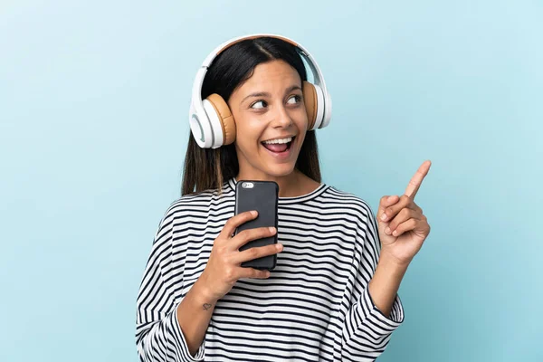 Caucásica Chica Aislada Sobre Fondo Azul Escuchando Música Con Móvil — Foto de Stock