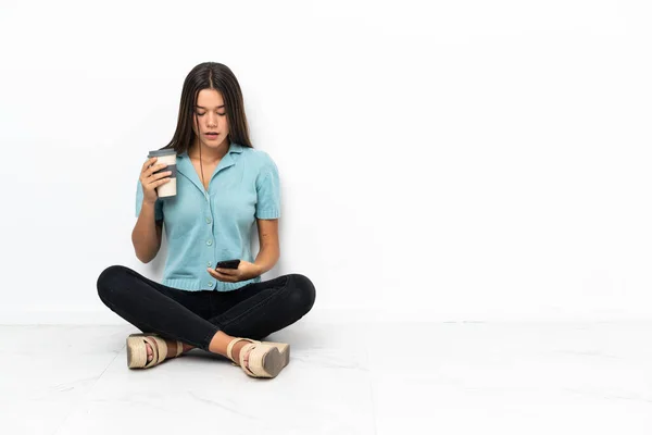 Adolescente Chica Sentada Suelo Sosteniendo Café Para Llevar Móvil — Foto de Stock