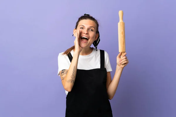 Kookplaat Slowaakse Vrouw Geïsoleerd Paarse Achtergrond Schreeuwen Met Mond Wijd — Stockfoto