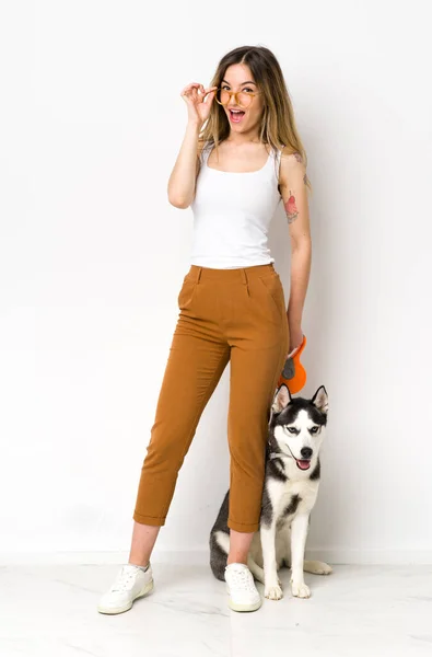 Lång Ung Vacker Kvinna Med Sin Hund Med Glasögon Och — Stockfoto