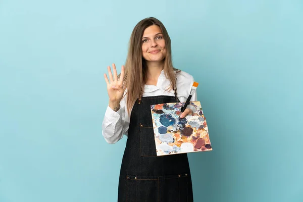 Молодая Художница Словацкая Женщина Голубом Фоне Счастлива Считает Четверых Пальцами — стоковое фото