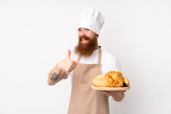 Rotschopf Koch Uniform Bäcker Hält Einen Tisch Mit Mehreren Broten — Stockfoto