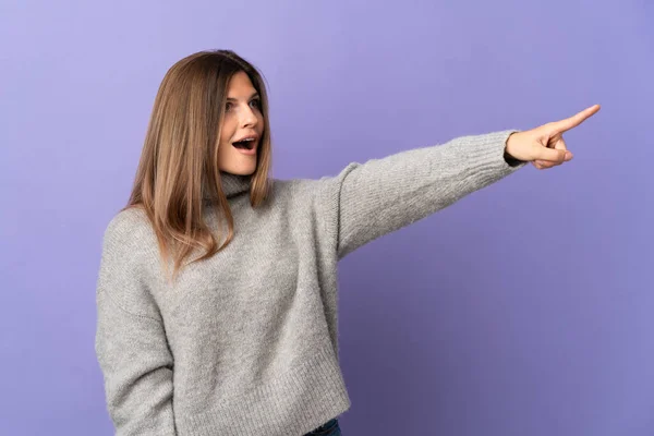 Mujer Eslovaca Joven Aislada Sobre Fondo Púrpura Apuntando Lejos — Foto de Stock