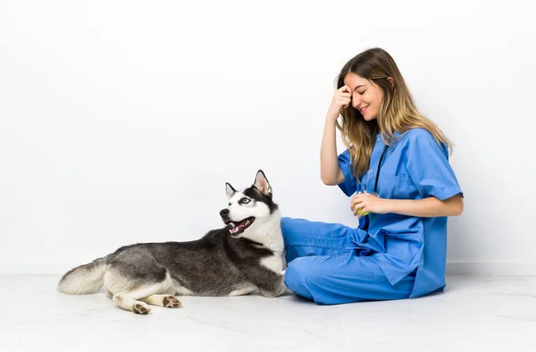 Ветеринарный Врач Ветеринарной Клиники Сибирской Собакой Хаски — стоковое фото