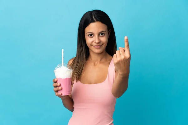 Junge Frau Mit Erdbeer Milchshake Macht Kommen Geste — Stockfoto