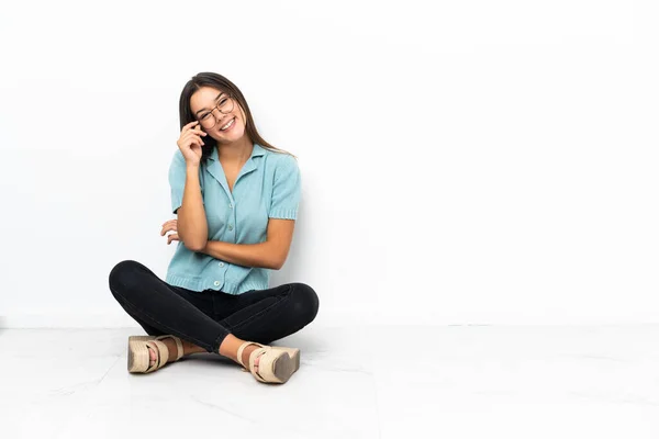 Adolescente Chica Sentada Suelo Con Gafas Feliz — Foto de Stock