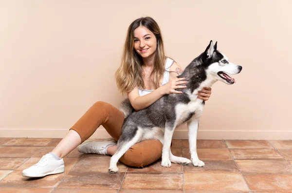 Young Pretty Woman Her Husky Dog Sitting Floor Indoors — Stock Photo, Image