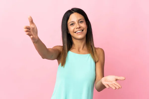 Kaukasische Mädchen Isoliert Auf Rosa Hintergrund Präsentiert Und Einladend Mit — Stockfoto