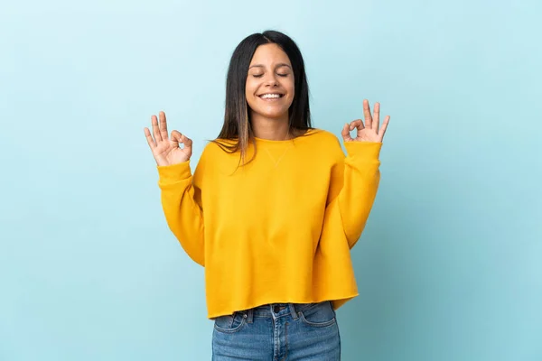 Caucásico Chica Aislado Azul Fondo Zen Pose — Foto de Stock