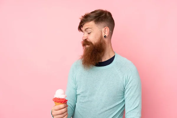 Рыжий Длинной Бородой Держит Корнет Мороженое Изолированном Розовом Фоне Грустным — стоковое фото