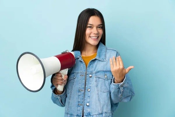 Adolescente Chica Aislada Sobre Fondo Amarillo Sosteniendo Megáfono Invitando Venir —  Fotos de Stock