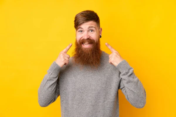 Pelirrojo Con Barba Larga Sobre Fondo Amarillo Aislado Sonriendo Con —  Fotos de Stock