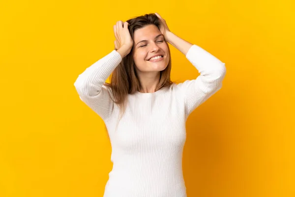 Junge Slowakin Auf Gelbem Hintergrund Isoliert Lachend — Stockfoto