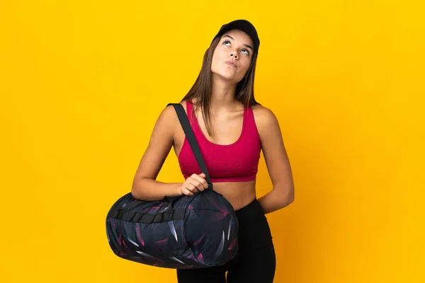 Ragazza Sportiva Adolescente Con Borsa Sportiva Guardando Alto — Foto Stock