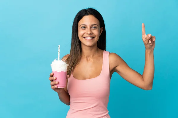 Mujer Joven Con Batido Fresa Señalando Una Gran Idea —  Fotos de Stock