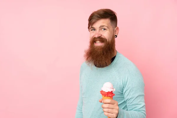 Roodharige Man Met Lange Baard Met Een Cornet Ijs Geïsoleerde — Stockfoto