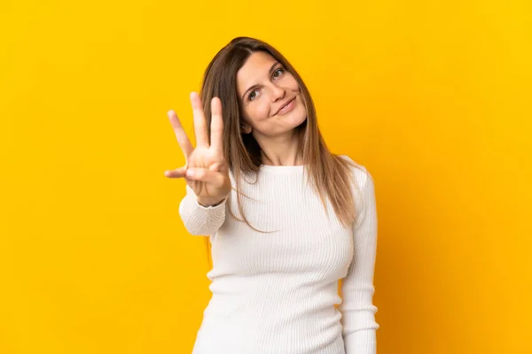 Молода Словацька Жінка Ізольована Жовтому Тлі Щаслива Рахуючи Три Пальцями — стокове фото