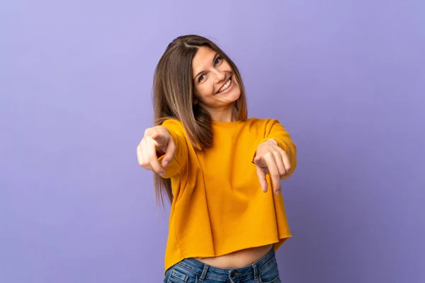 Mujer Eslovaca Joven Aislada Sobre Fondo Púrpura Apuntando Frente Con — Foto de Stock