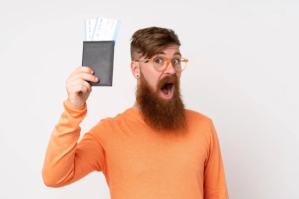 Roodharige Man Met Lange Baard Geïsoleerde Witte Achtergrond Blij Vakantie — Stockfoto