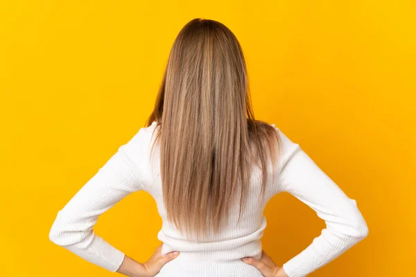 Mulher Eslovaca Jovem Isolado Fundo Amarelo Posição Traseira — Fotografia de Stock