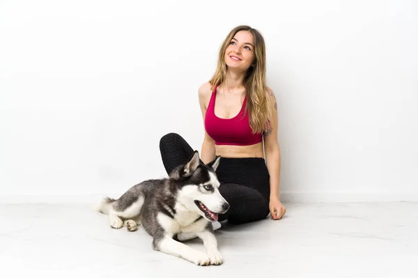 Junges Sportmädchen Mit Ihrem Hund Auf Dem Boden Sitzend Und — Stockfoto