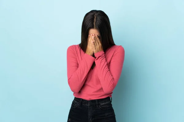 Teenager Mädchen Isoliert Auf Blauem Hintergrund Mit Müdem Und Krankem — Stockfoto