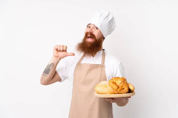 Rouquin Uniforme Chef Boulanger Masculin Tenant Une Table Avec Plusieurs — Photo