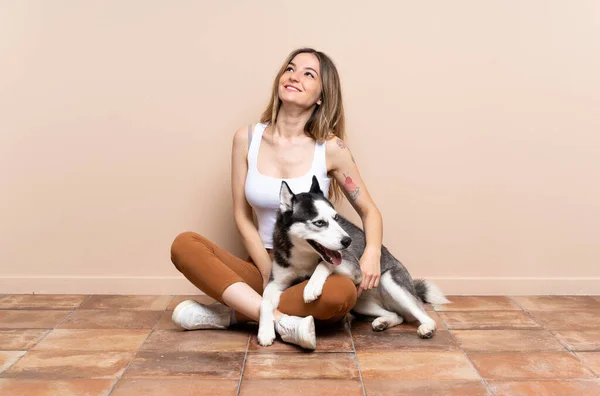 Junge Hübsche Frau Mit Ihrem Husky Hund Auf Dem Fußboden — Stockfoto