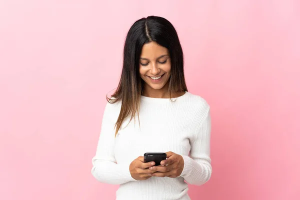 Blank Meisje Geïsoleerd Roze Achtergrond Het Verzenden Van Een Bericht — Stockfoto