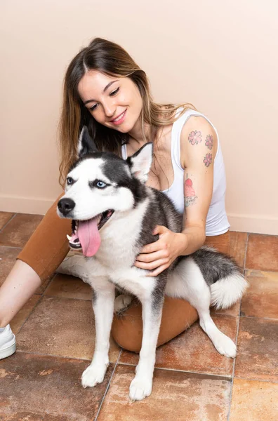 Giovane Bella Donna Con Suo Cane Husky Seduto Nel Pavimento — Foto Stock