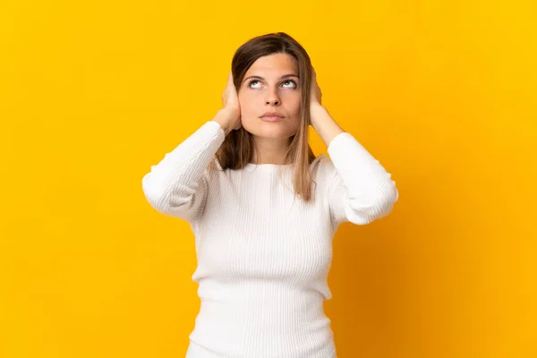 Jonge Slowaakse Vrouw Geïsoleerd Gele Achtergrond Gefrustreerd Het Bedekken Van — Stockfoto