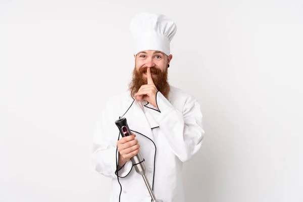 Ruiva Homem Usando Mão Liquidificador Sobre Isolado Branco Fundo Fazendo — Fotografia de Stock