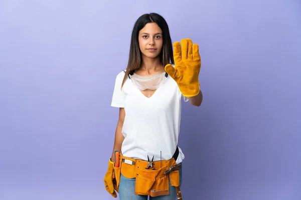 Ung Elektriker Kvinna Isolerad Lila Bakgrund Gör Stopp Gest — Stockfoto