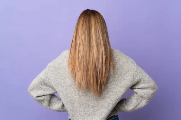 Mulher Eslovaca Jovem Isolado Fundo Roxo Posição Traseira — Fotografia de Stock